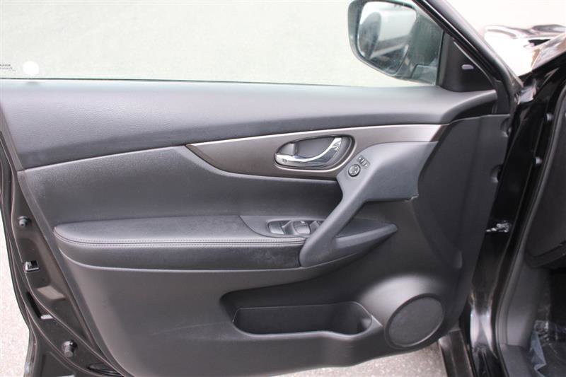 Used 2015 Nissan Rogue SV w/ SV Premium Package image 11