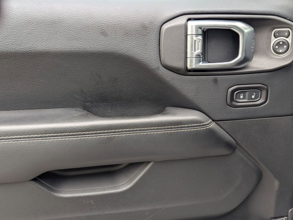 Used 2018 Jeep Wrangler Unlimited Sahara image 12