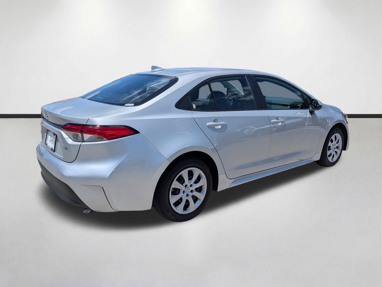 Used 2025 Toyota Corolla LE FWD image 4