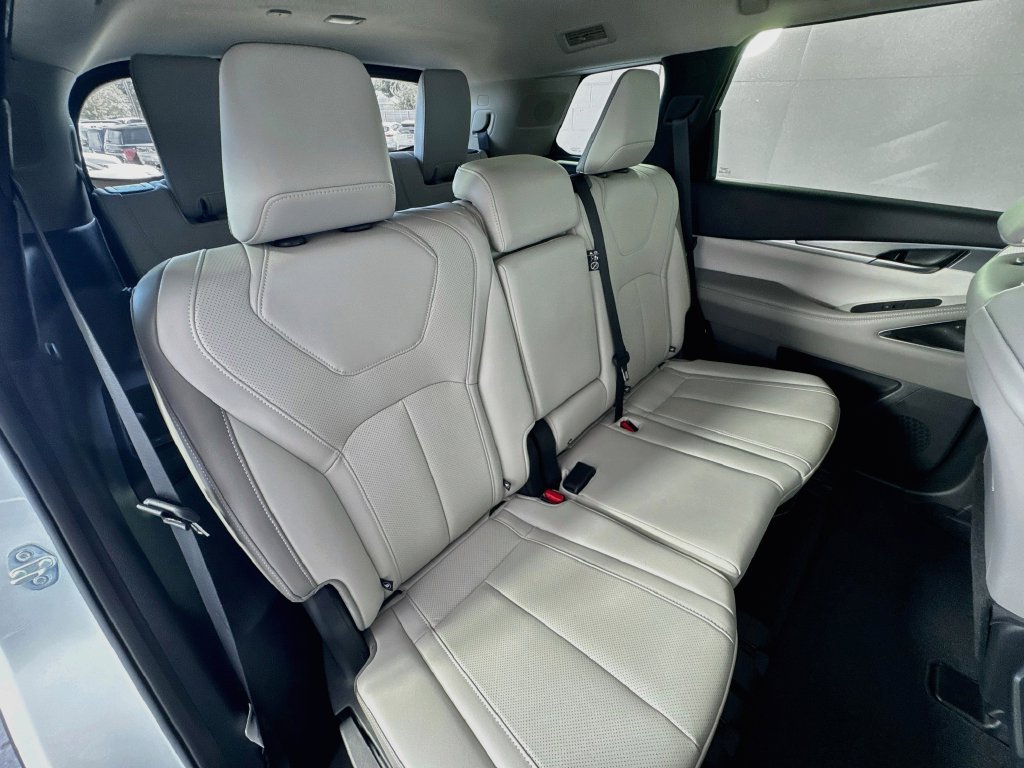 Certified 2027 INFINITI QX60 Luxe w/ Cargo Package FWD image 30