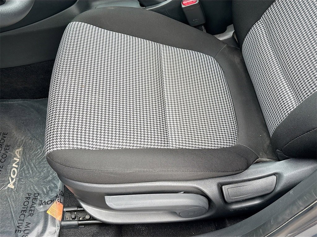 Used 2023 Hyundai Kona SE image 18