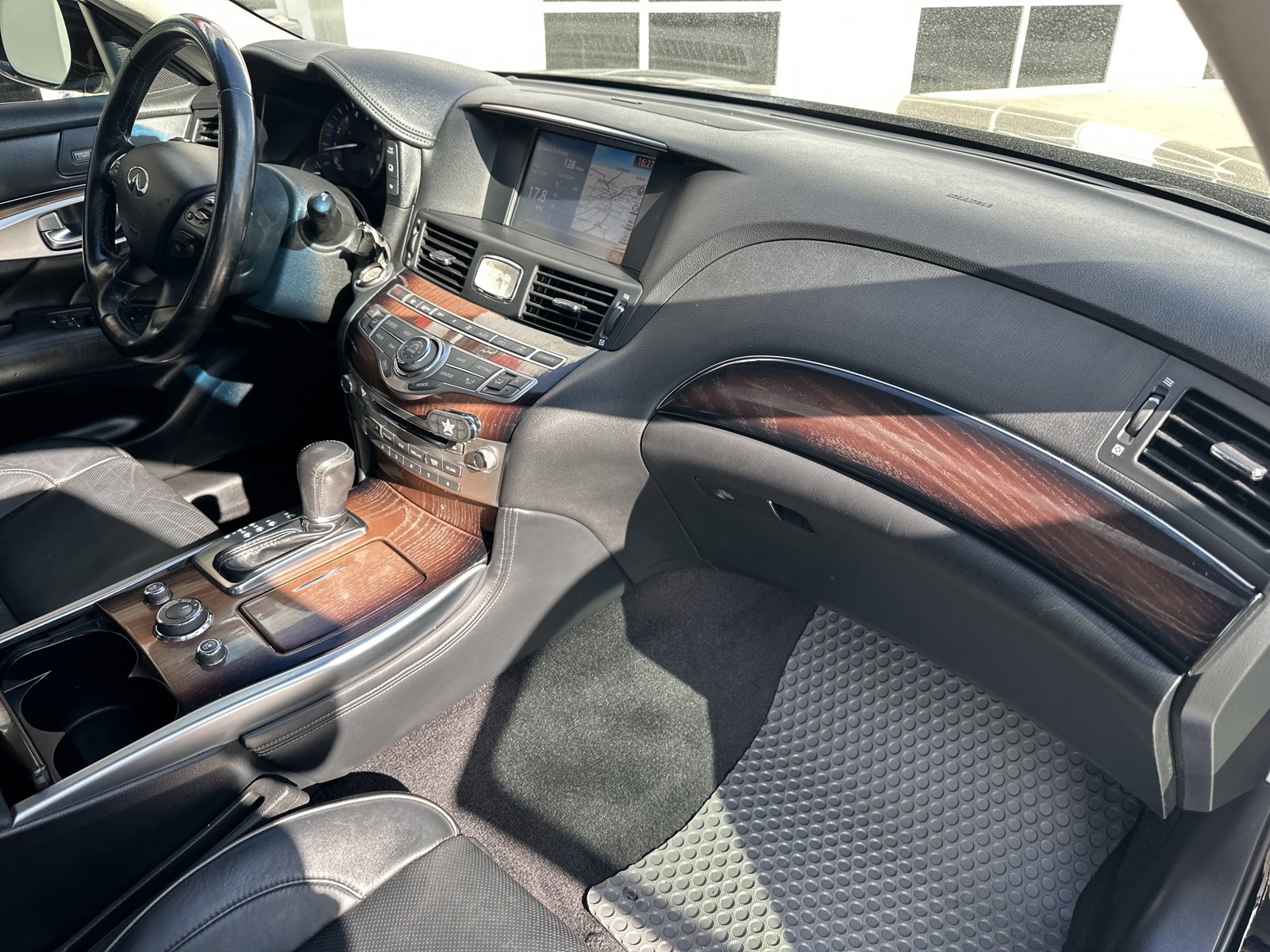 Used 2015 INFINITI Q70 L 5.6 w/ V8 Deluxe Technology Package RWD image 33