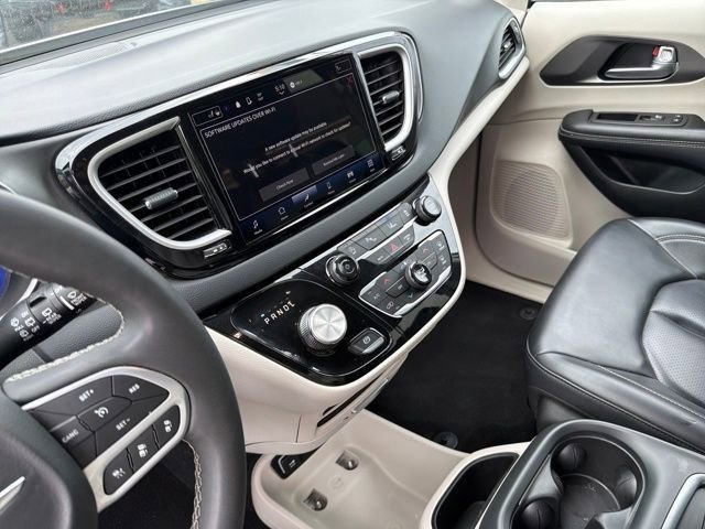 Used 2023 Chrysler Pacifica Touring-L FWD image 37