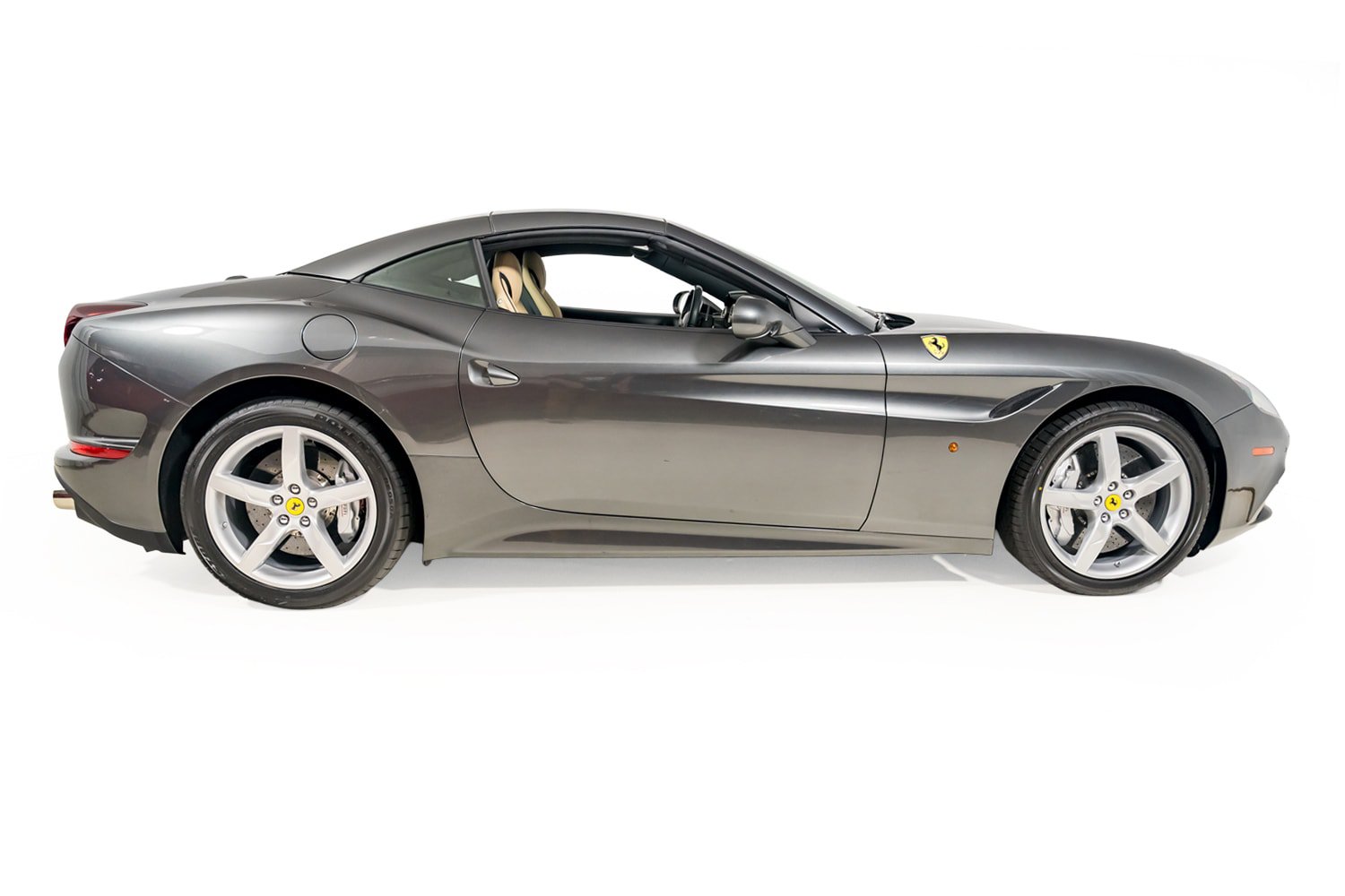 Used 2015 Ferrari California T RWD image 10