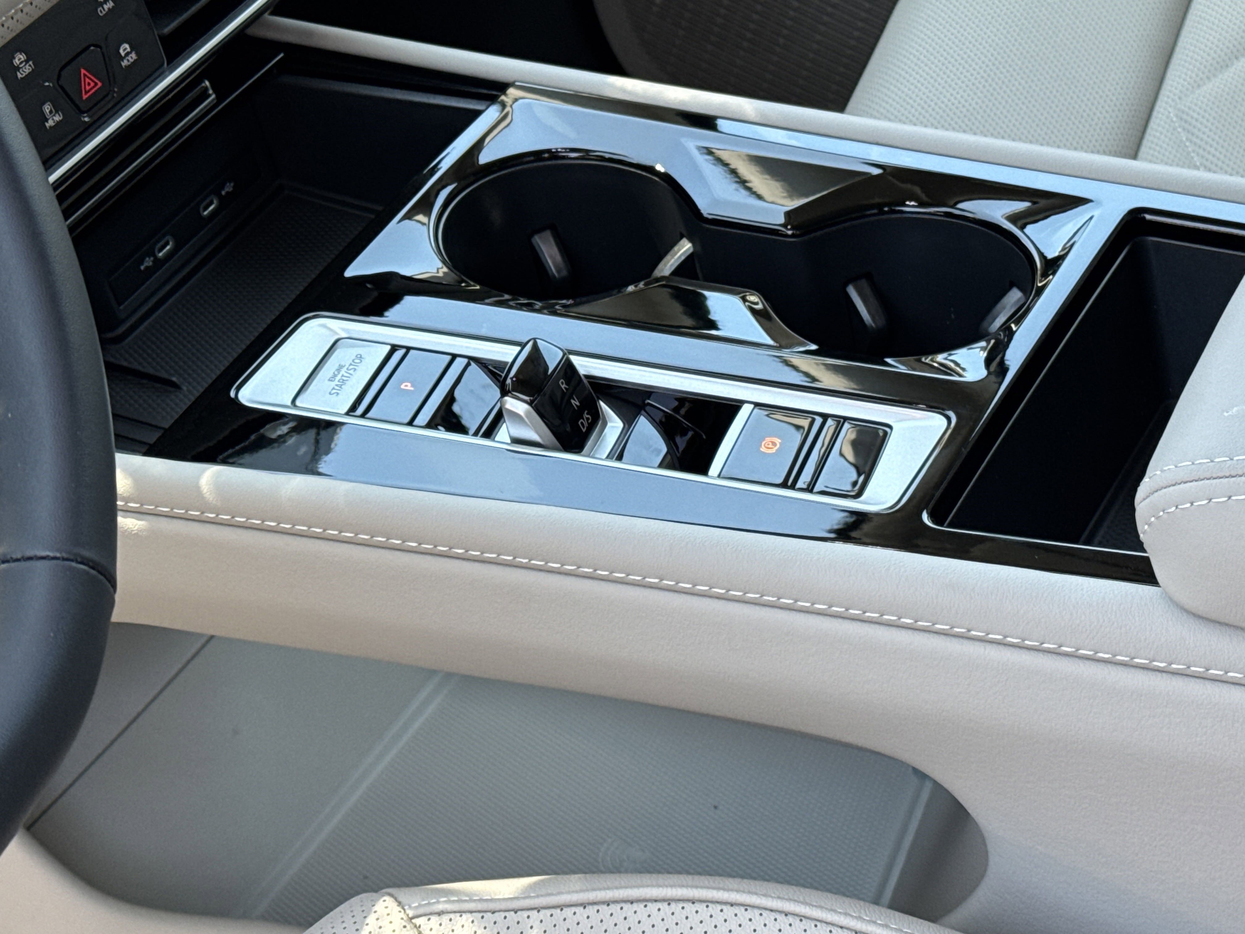 Used 2025 Volkswagen Atlas SE image 23