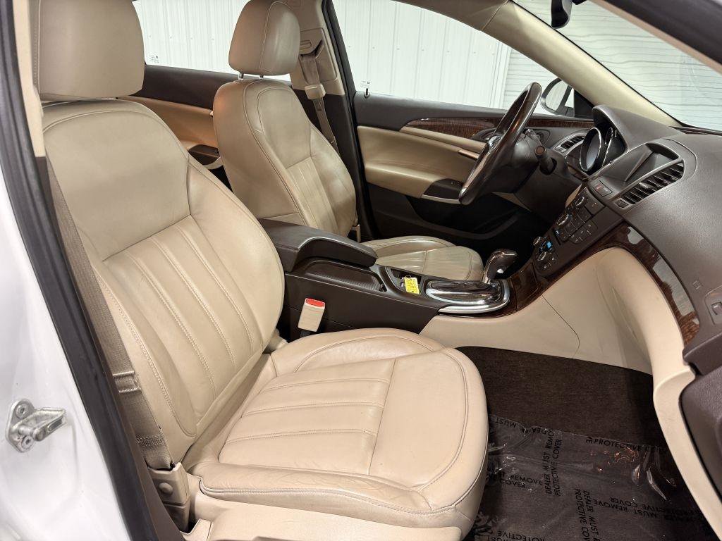 Used 2013 Buick Regal Premium image 32