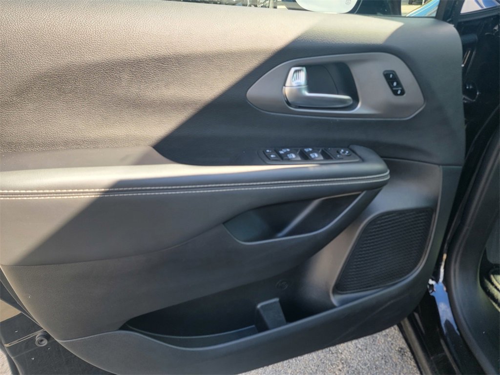 New 2025 Chrysler Pacifica Select w/ Fav Edition Package image 8