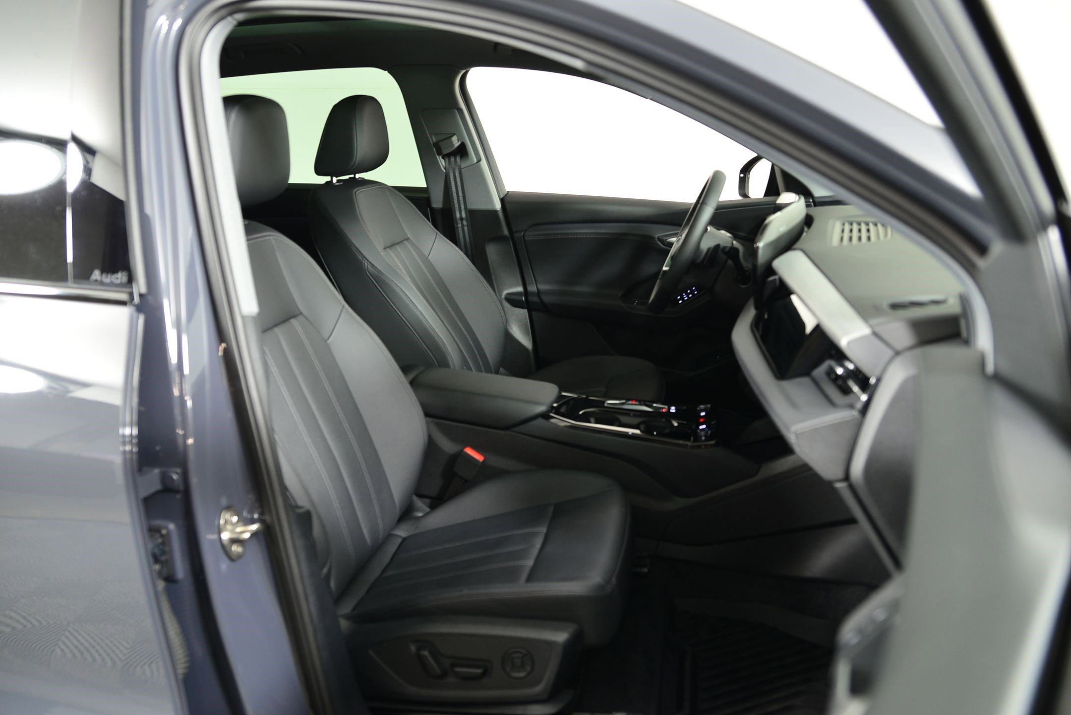 Used 2025 Audi Q6 e-tron Premium w/ Convenience Package image 17