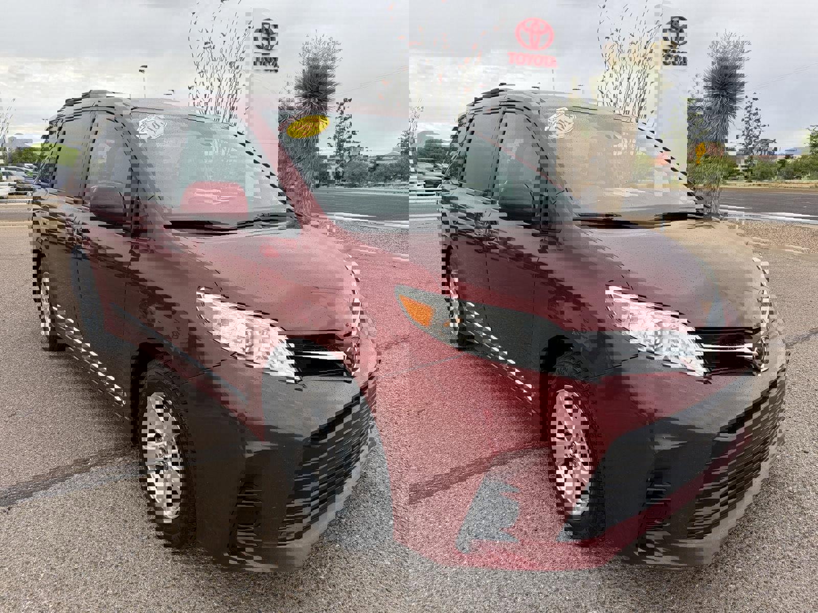 Used 2018 Toyota Sienna LE w/ Carpet Mat Package image 8