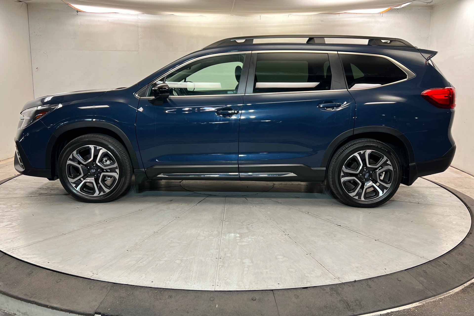 Used 2024 Subaru Ascent Limited w/ Technology Package AWD/4WD image 2