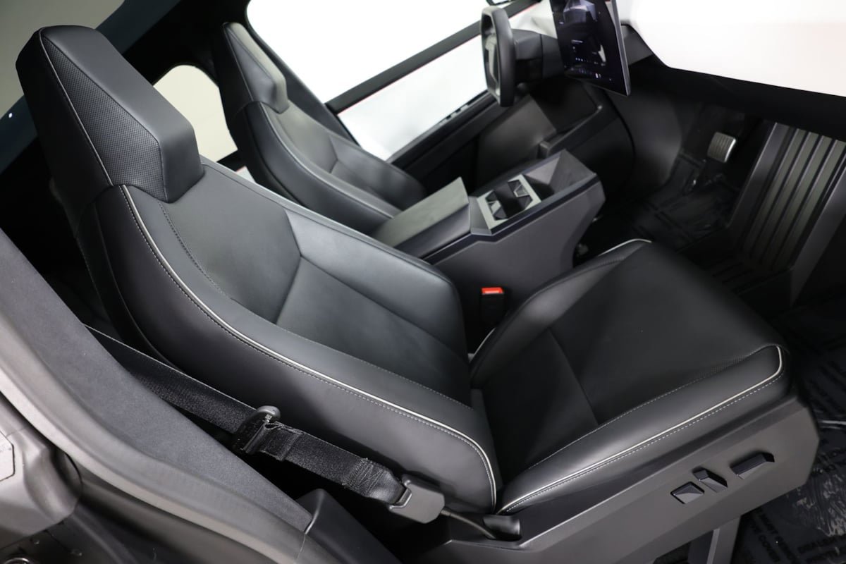 Used 2024 Tesla Cybertruck AWD Crew Cab image 27