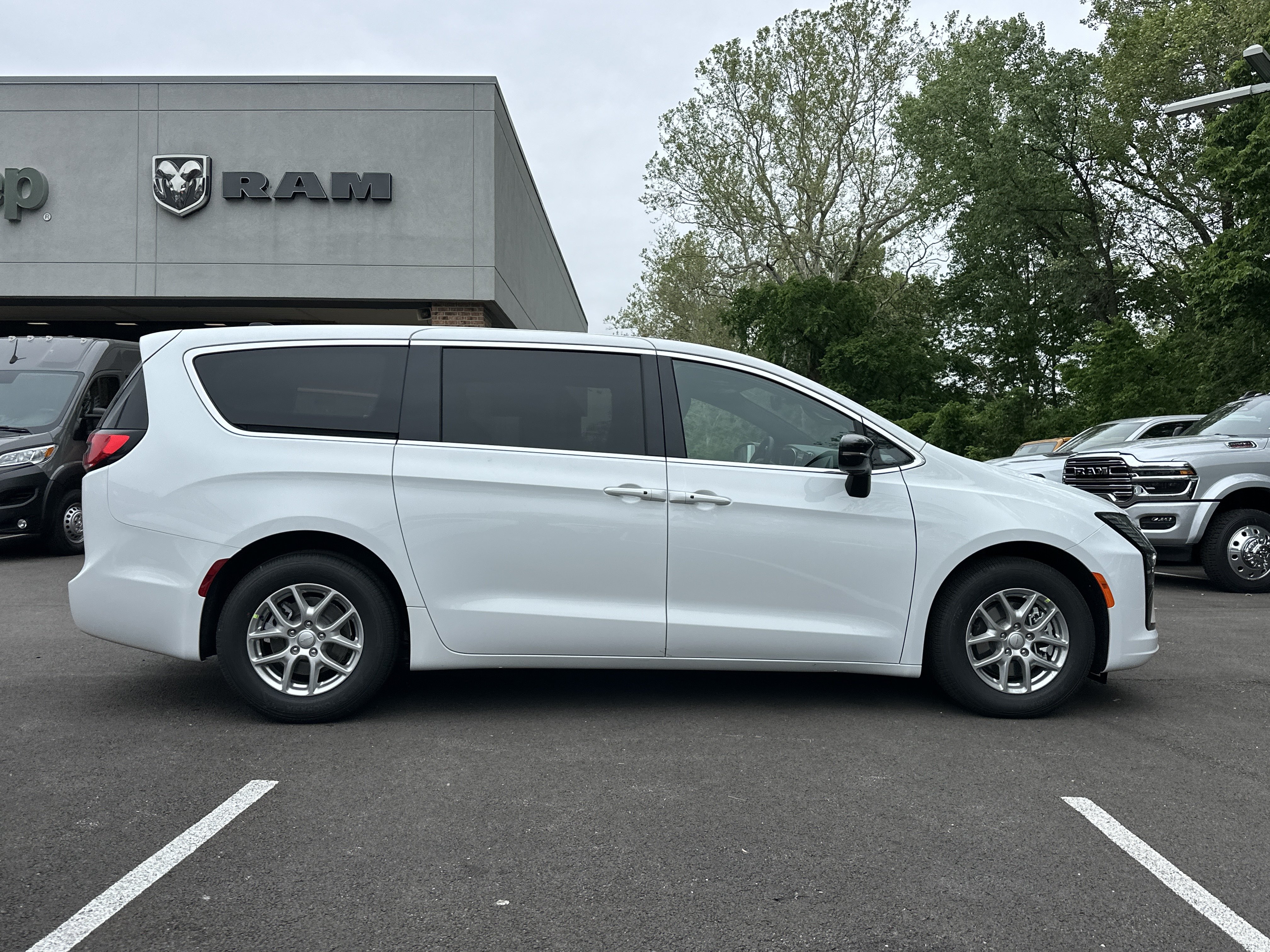 New 2027 Chrysler Pacifica Select FWD image 16
