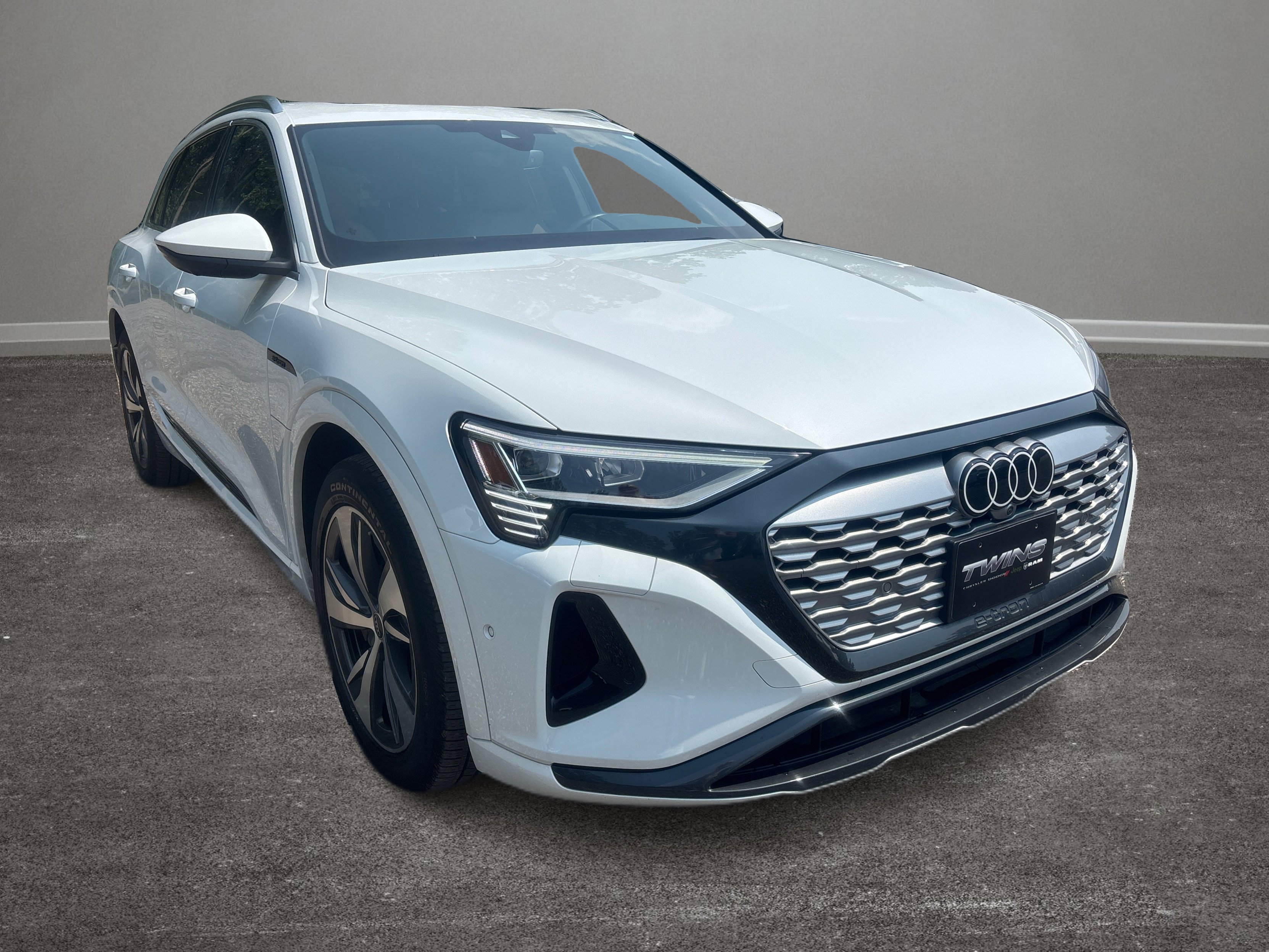 Used 2024 Audi Q8 e-tron Premium Plus w/ Premium Plus Package image 40