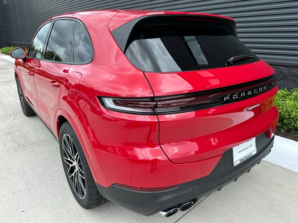 Used 2025 Porsche Cayenne E-Hybrid image 3