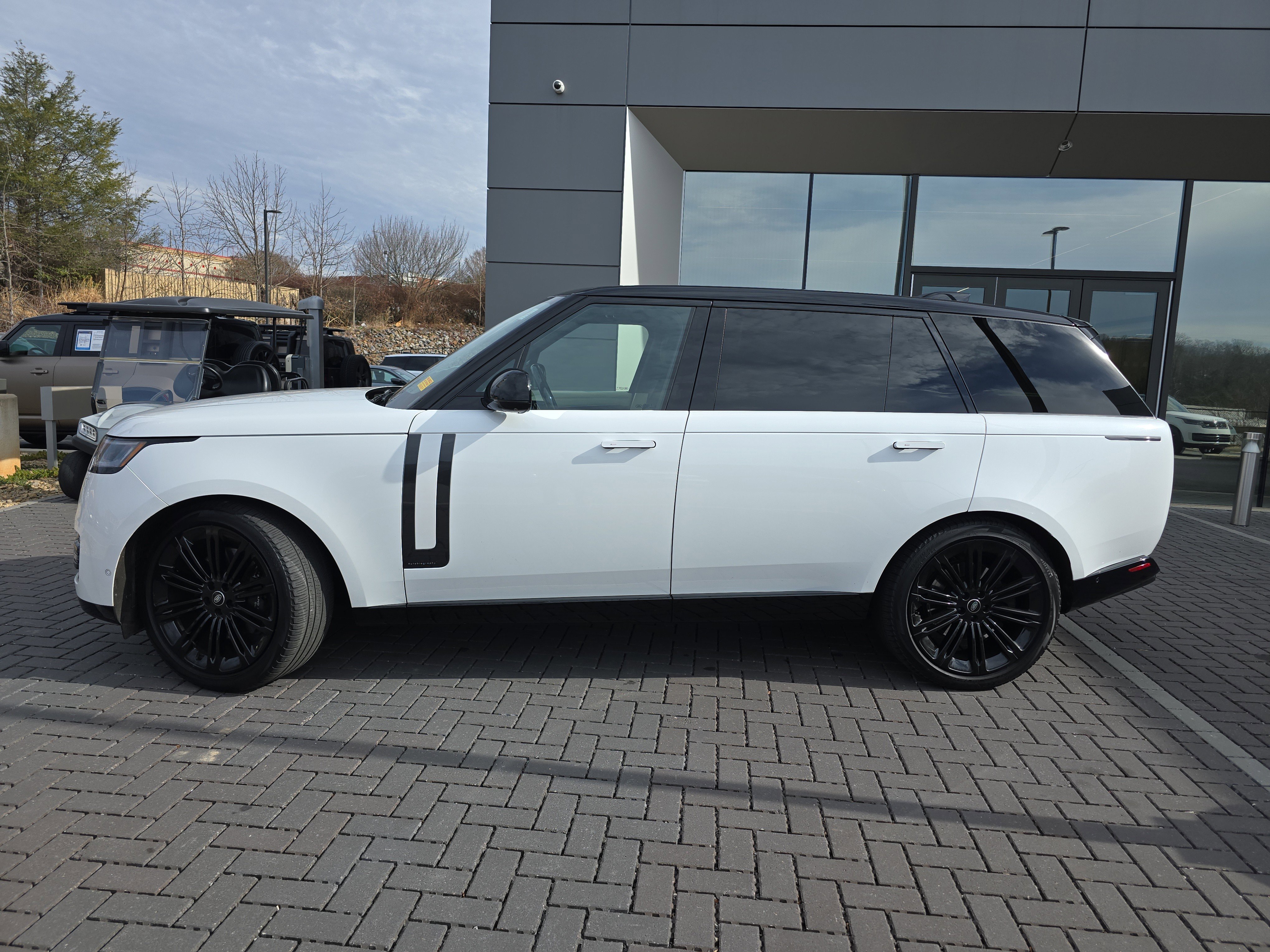 Certified 2024 Land Rover Range Rover Long Wheelbase Autobiography image 9