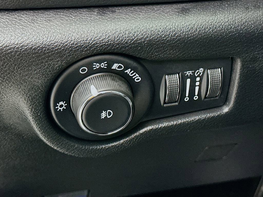 Used 2025 Chrysler Pacifica Select image 15