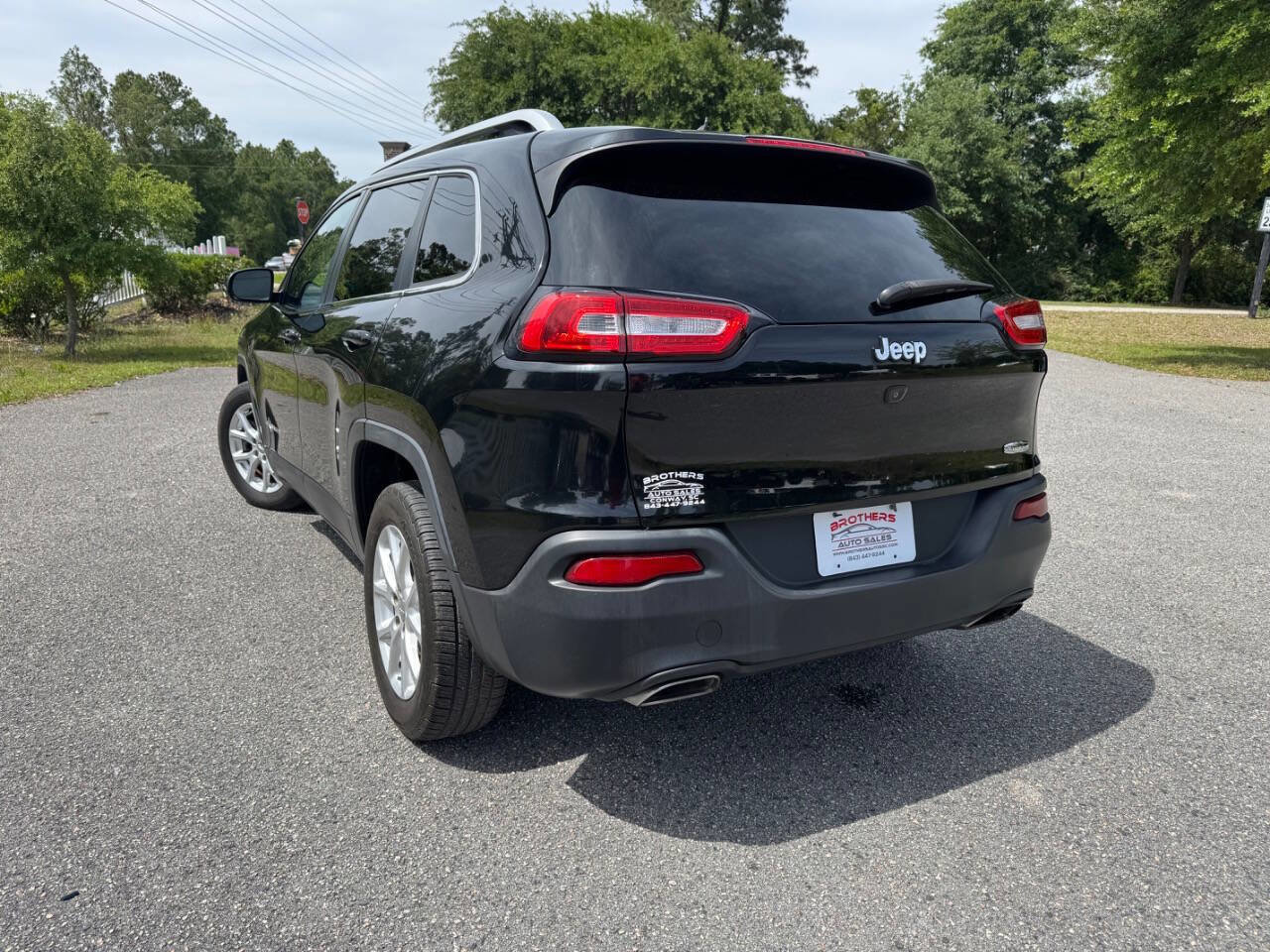 Used 2017 Jeep Cherokee Latitude w/ Comfort/Convenience Group FWD image 32