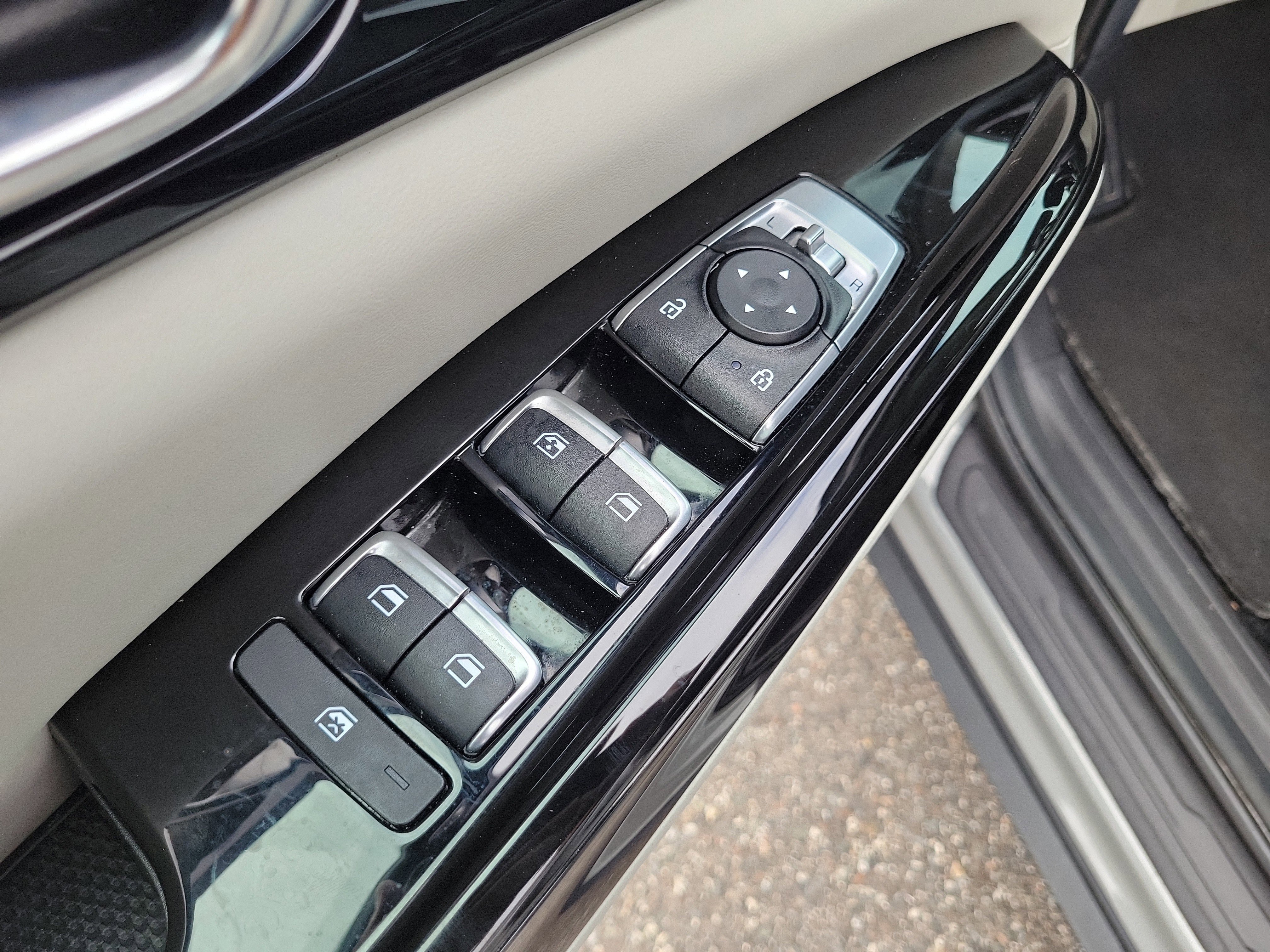 Used 2023 Kia Carnival EX FWD image 21