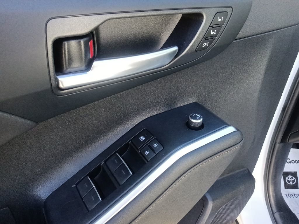 Used 2023 Toyota Highlander Bronze Edition image 12