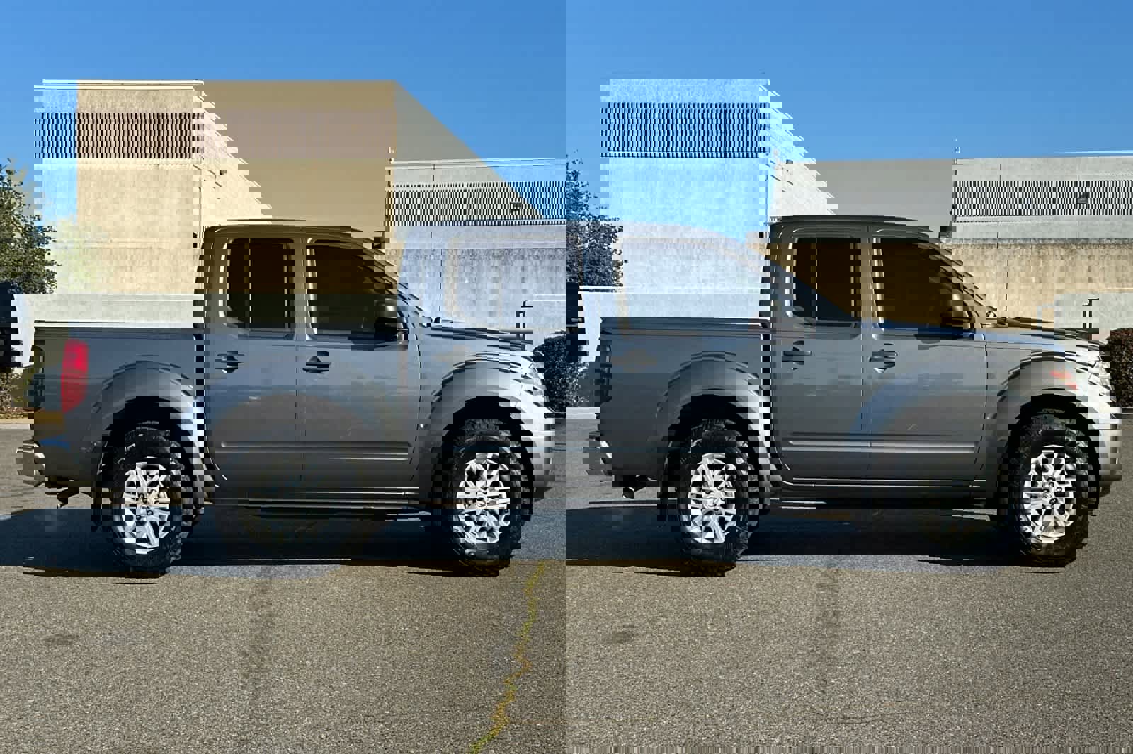 Used 2020 Nissan Frontier SV image 6