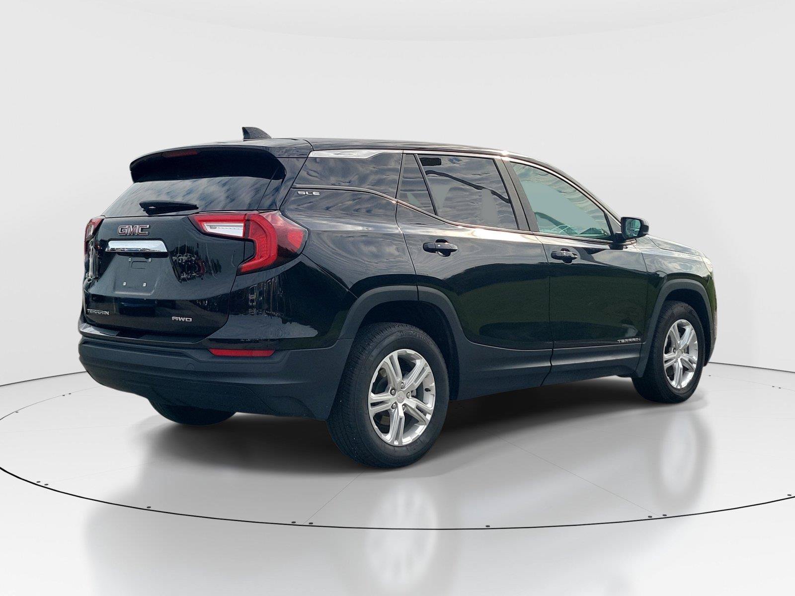 Used 2024 GMC Terrain SLE AWD/4WD image 4