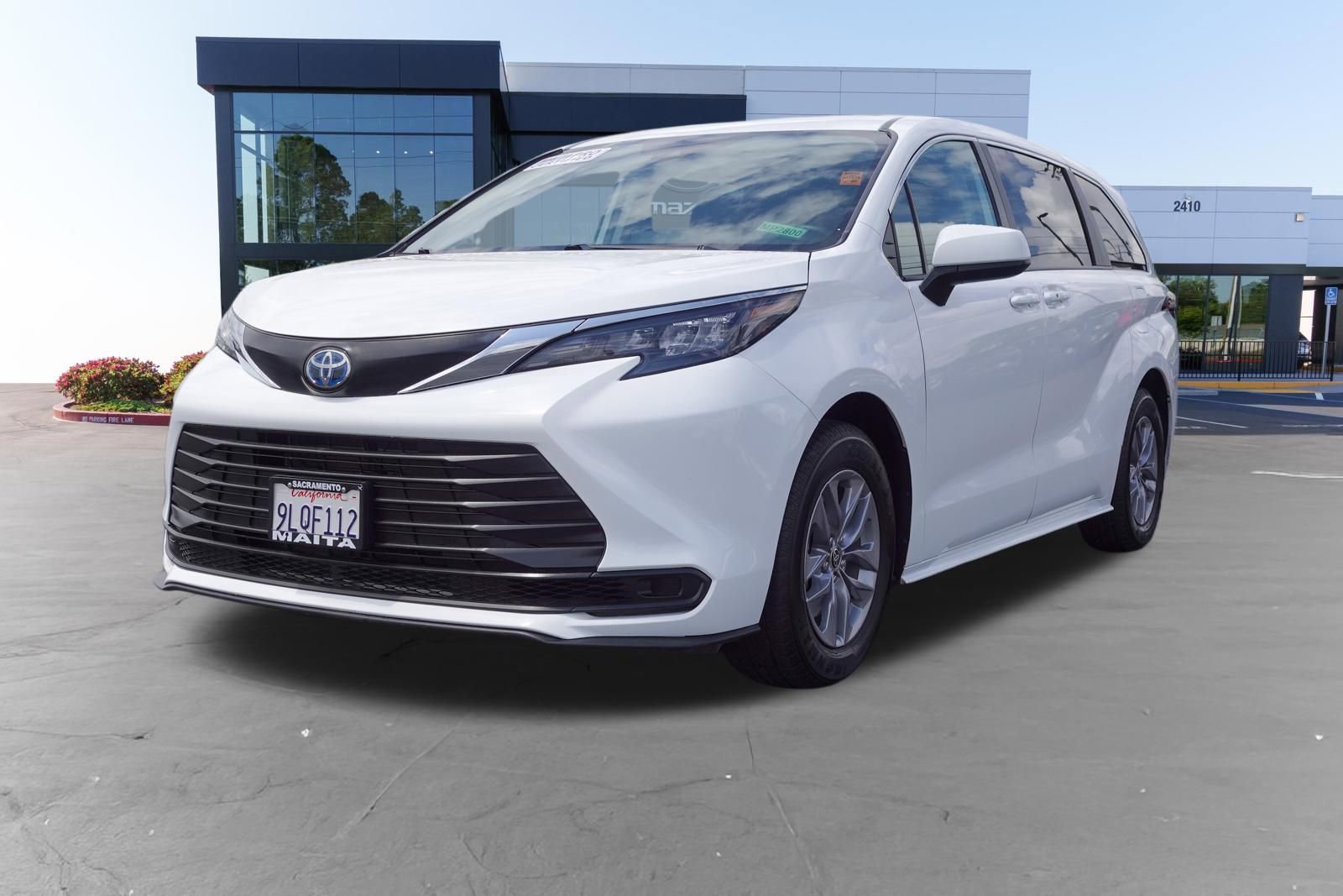 Used 2024 Toyota Sienna LE FWD image 7