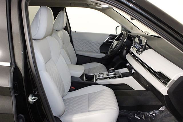 Used 2024 Mitsubishi Outlander SEL image 13