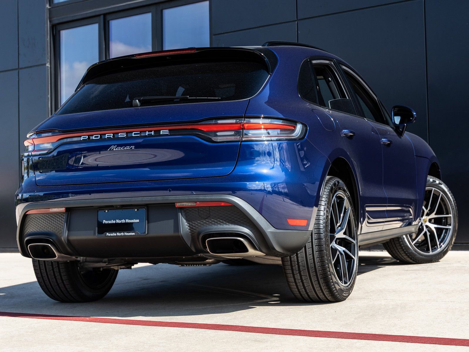Certified 2025 Porsche Macan image 11