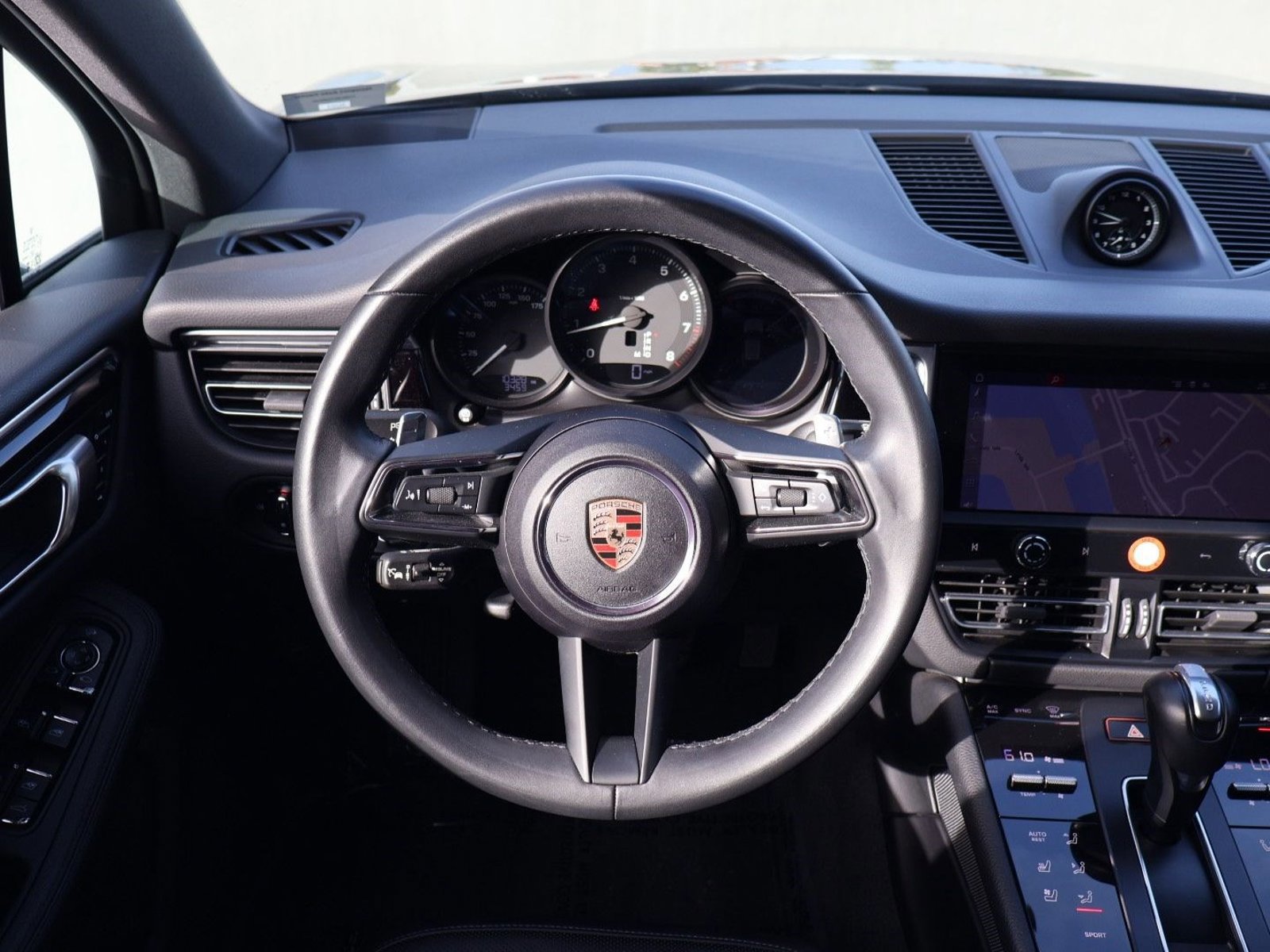 Certified 2024 Porsche Macan image 15