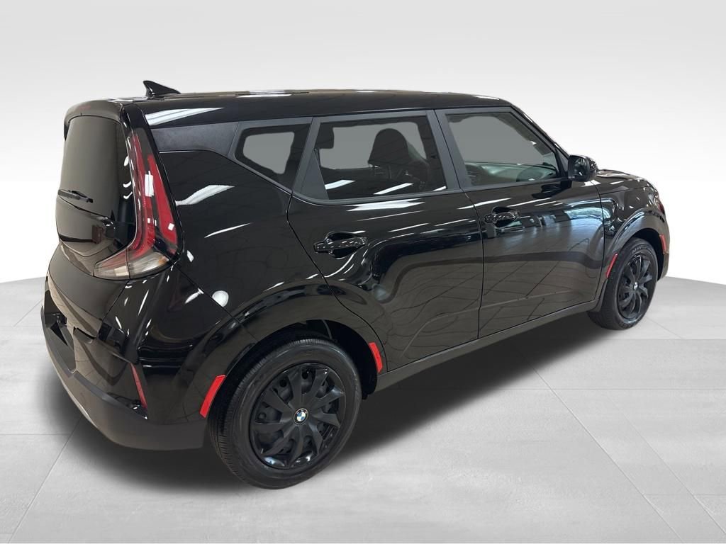 Used 2025 Kia Soul LX FWD image 5