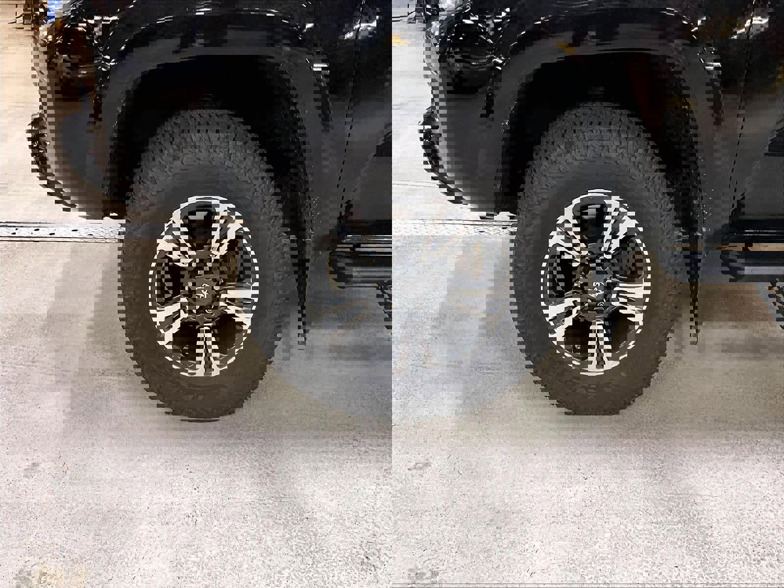 Used 2017 Toyota Tacoma TRD Sport image 4