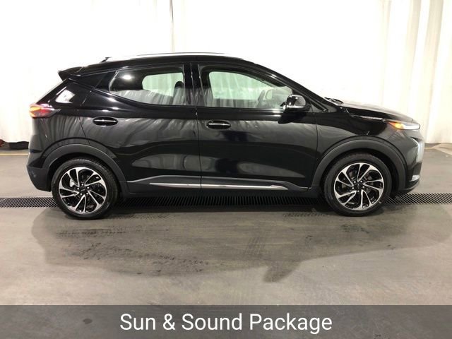 Used 2022 Chevrolet Bolt EUV Premier w/ Sun & Sound Package FWD image 2