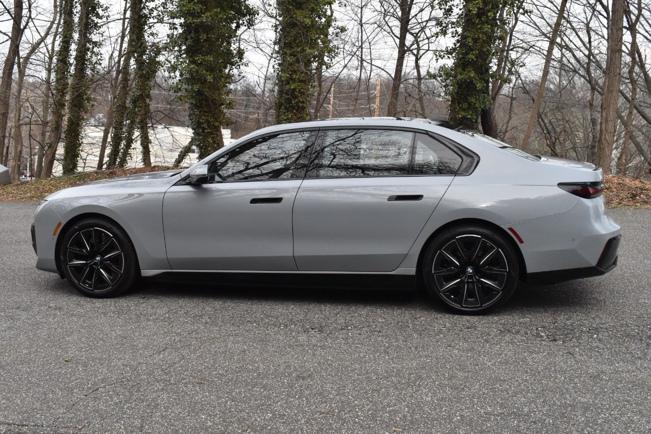 Used 2023 BMW i7 xDrive60 AWD/4WD image 4