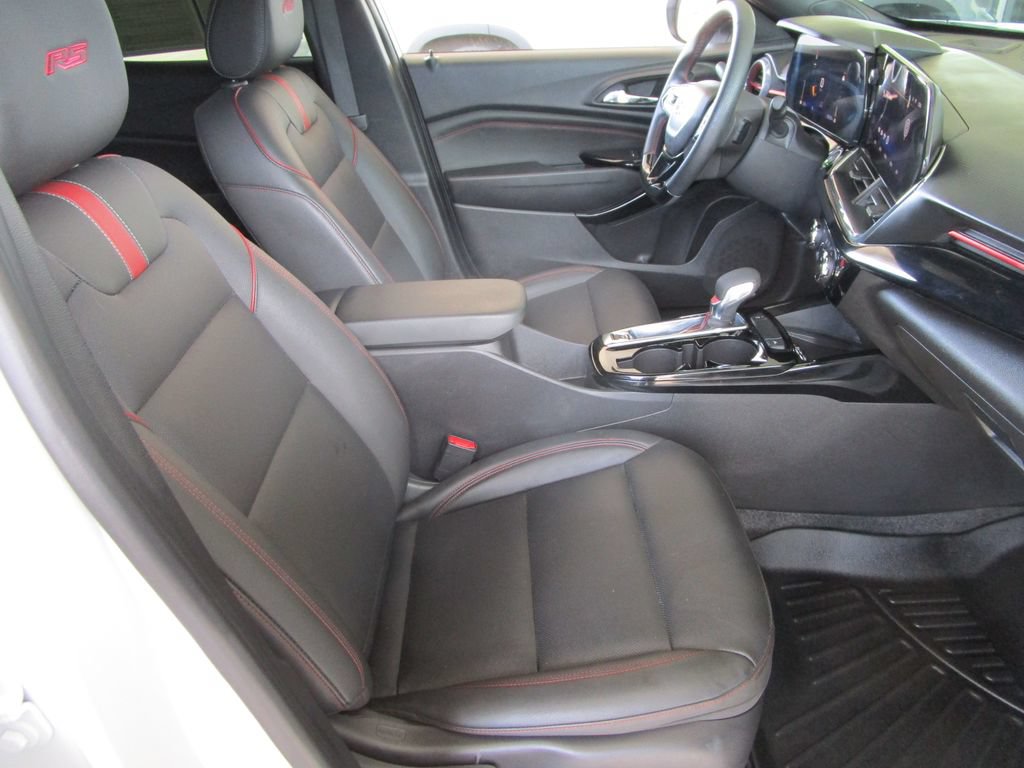 Used 2025 Chevrolet Trax RS w/ Sunroof Package FWD image 23