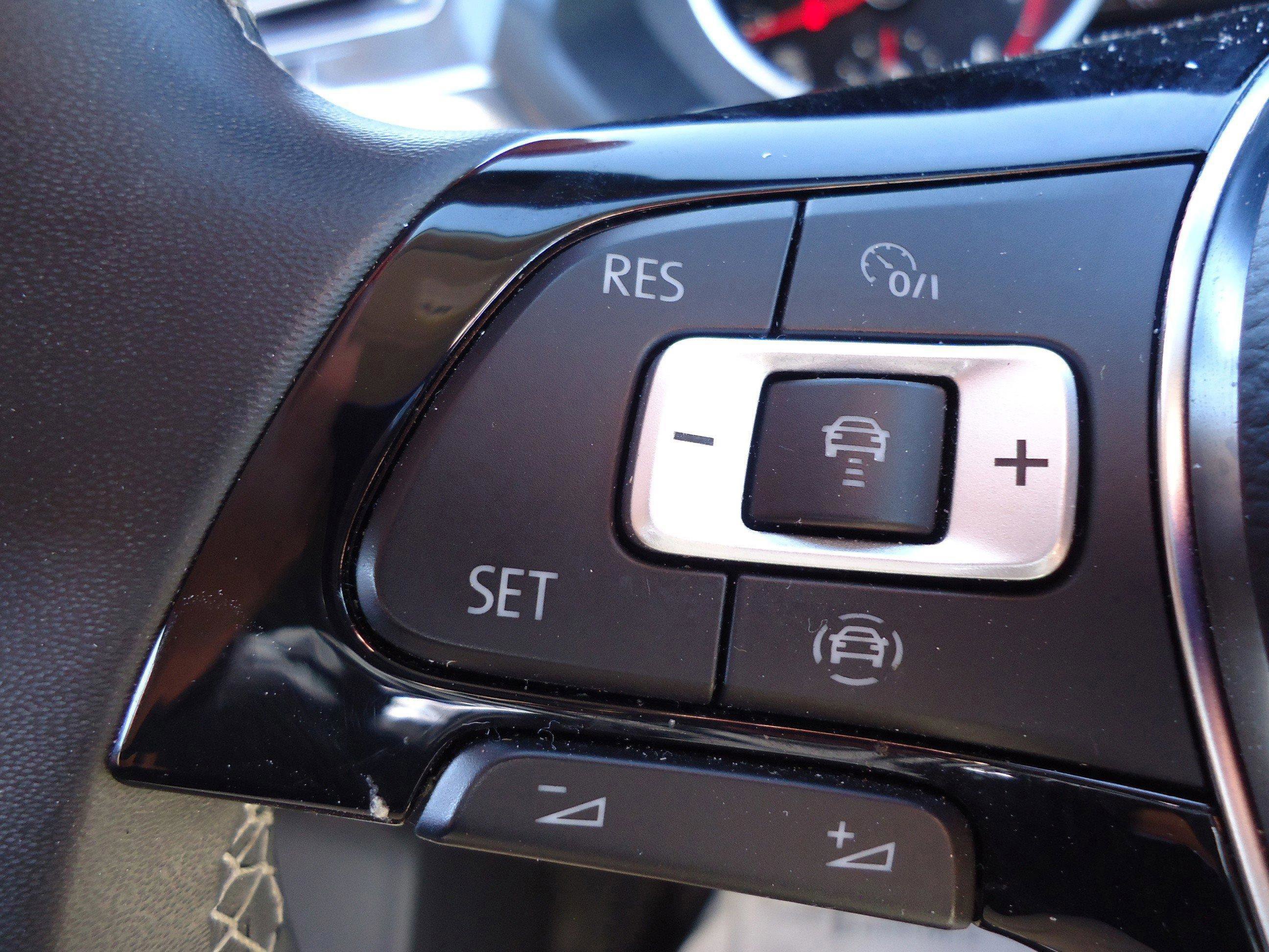 Used 2021 Volkswagen Tiguan SE image 19