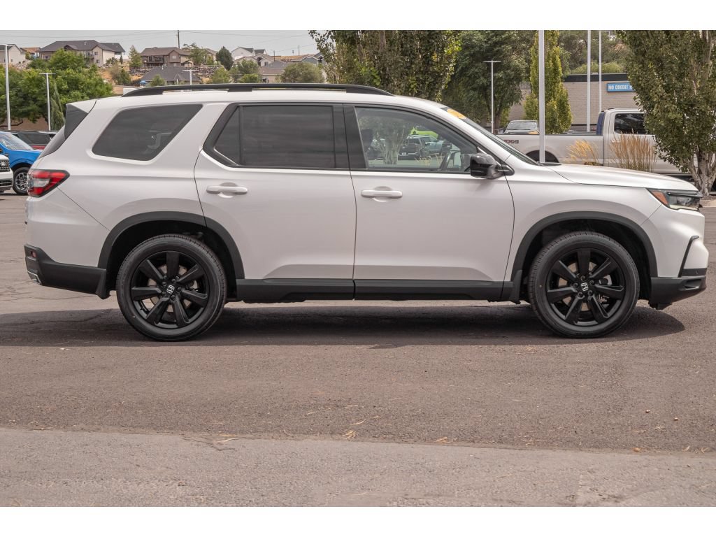 Used 2025 Honda Pilot Black Edition image 2