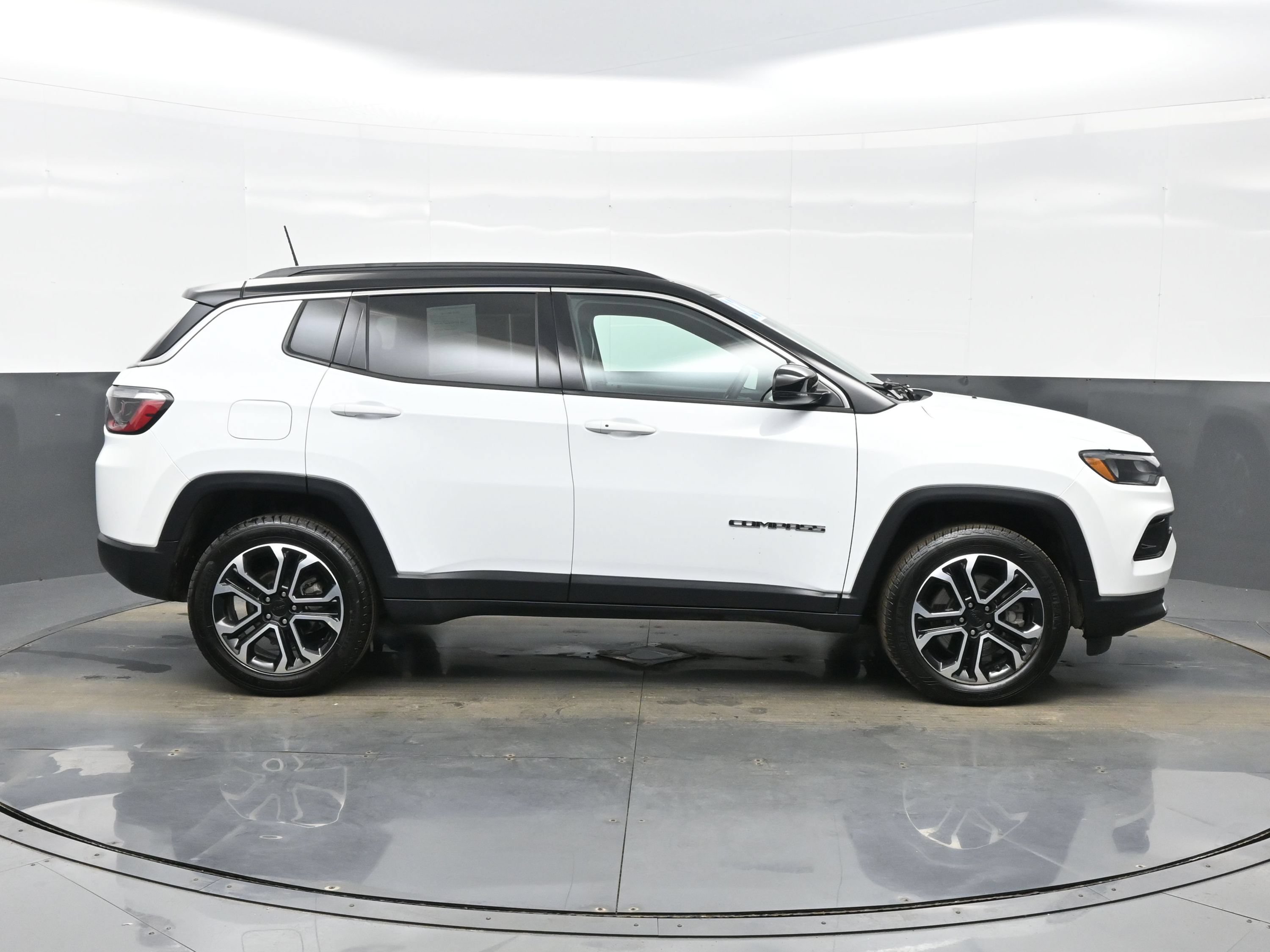 Used 2023 Jeep Compass Limited w/ Sun and Sound Group AWD/4WD image 10