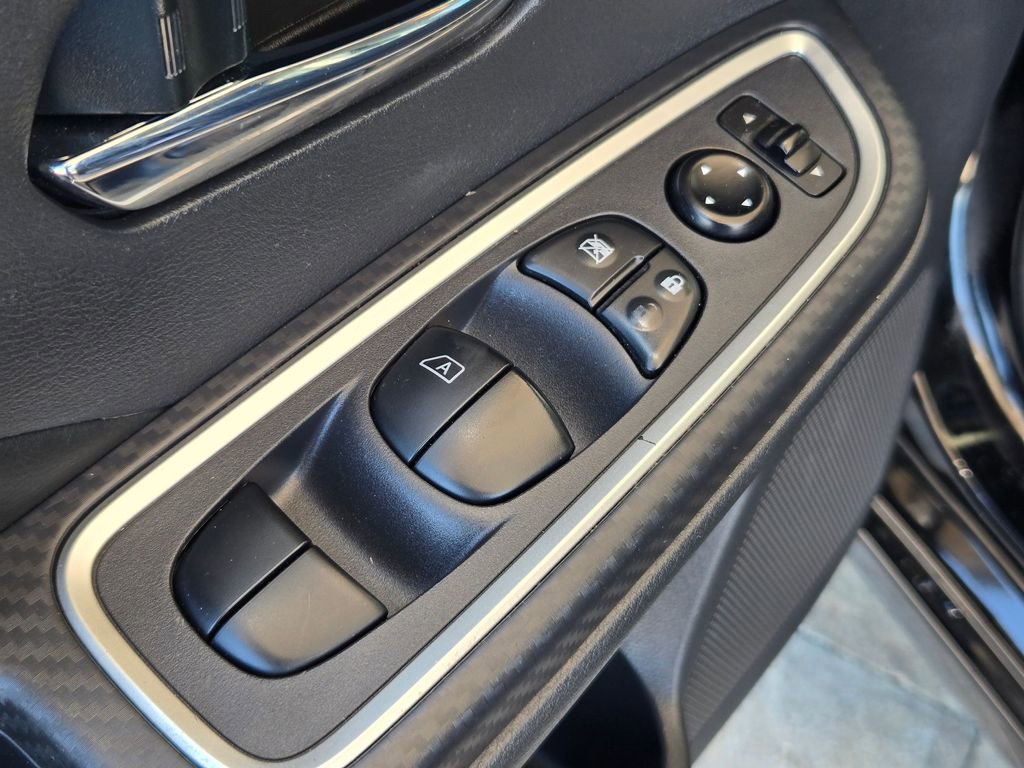 Used 2021 Nissan Versa SR image 12