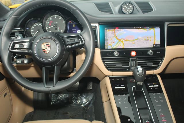 Certified 2025 Porsche Macan image 6