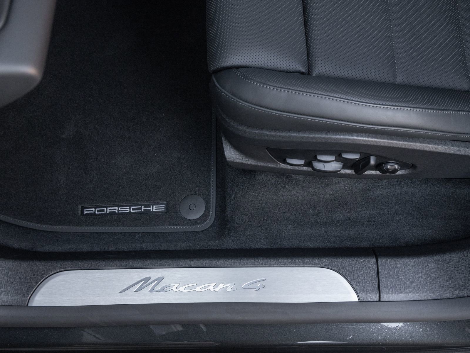 Certified 2026 Porsche Macan 4 Electric AWD/4WD image 22