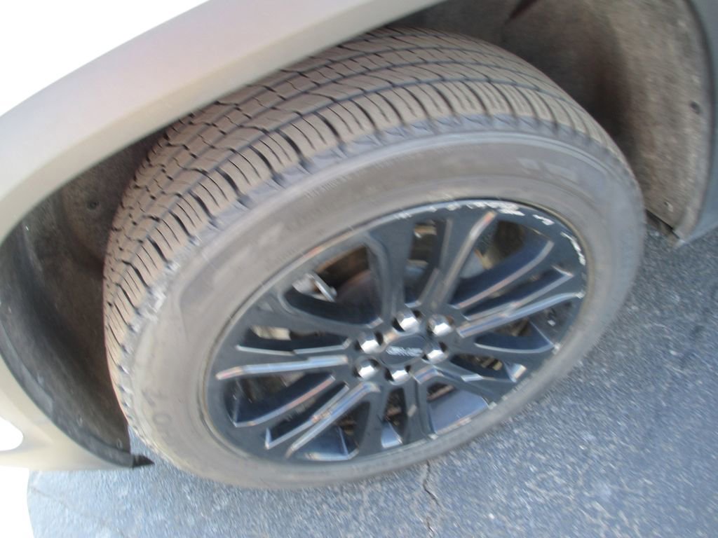 Used 2023 GMC Acadia SLT w/ Elevation Edition image 11