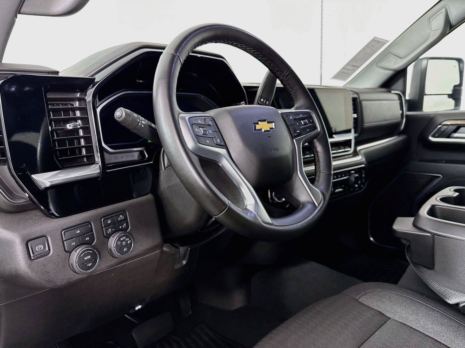 Used 2025 Chevrolet Silverado 3500 LT w/ Safety Package AWD/4WD image 4