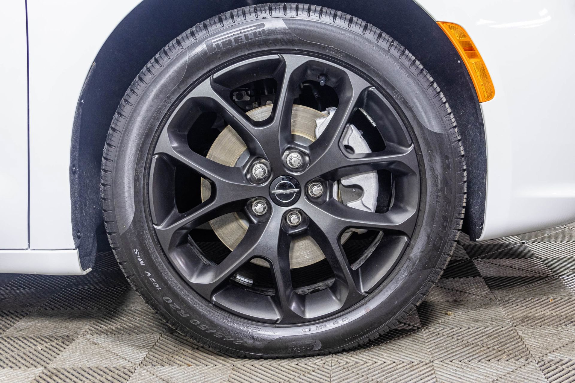 Used 2023 Chrysler Pacifica Limited w/ Uconnect Theater Family Group image 57