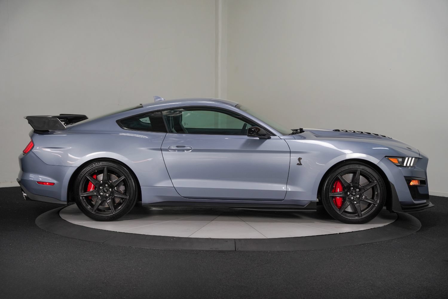 Used 2022 Ford Mustang Shelby GT500 w/ Carbon Fiber Track Pack RWD image 7