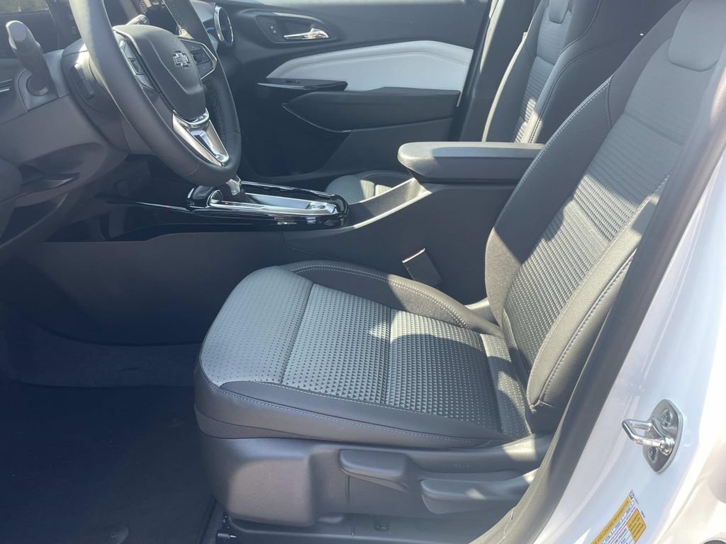 New 2026 Chevrolet Trax LT w/ Midnight Edition FWD image 16