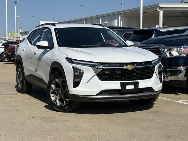 Used 2024 Chevrolet Trax LT w/ Driver Confidence Package FWD image 2