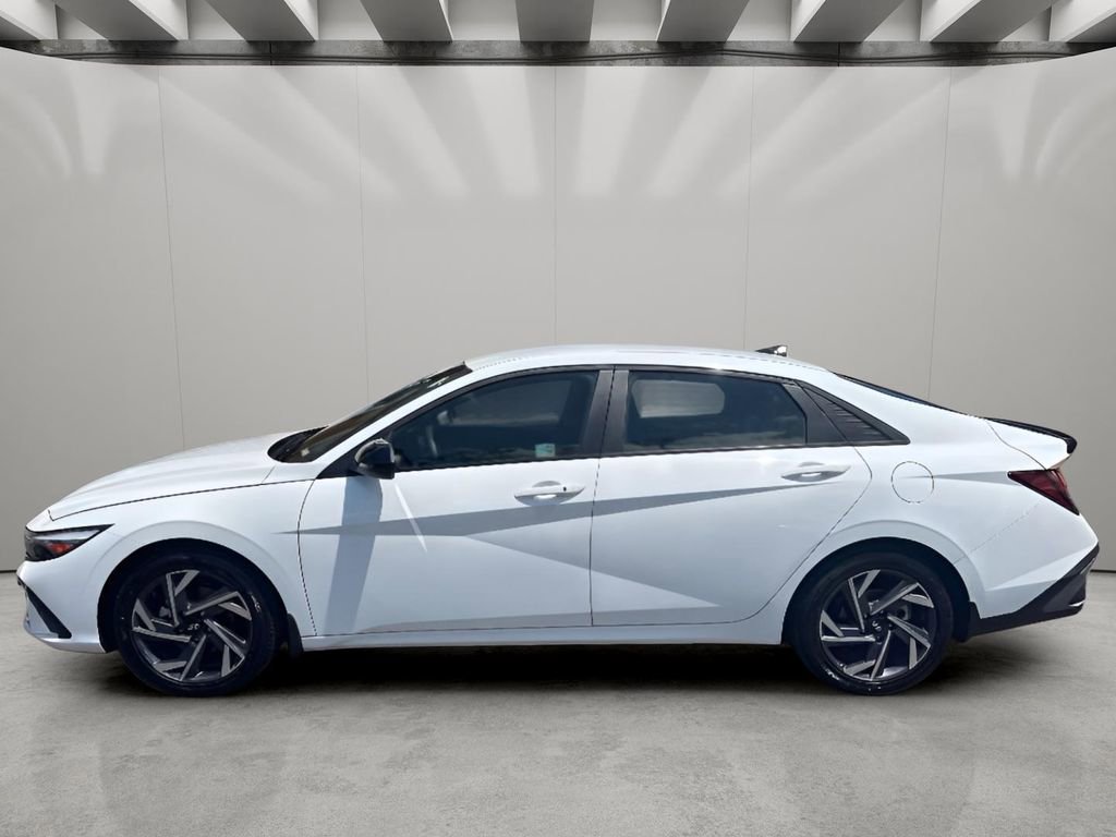 Used 2025 Hyundai Elantra Blue image 3