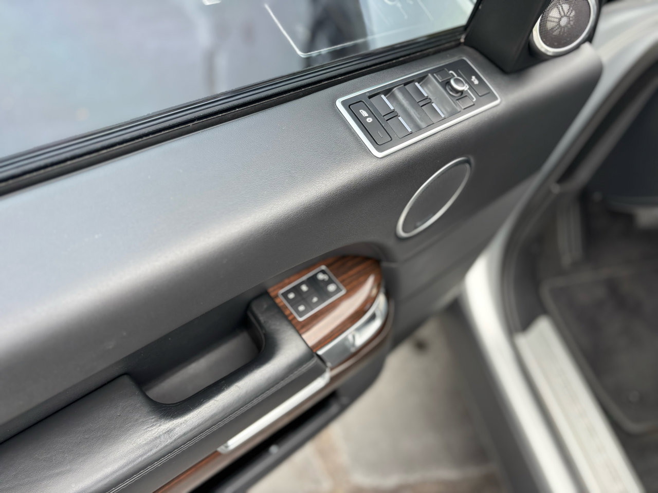 Used 2017 Land Rover Range Rover HSE image 16