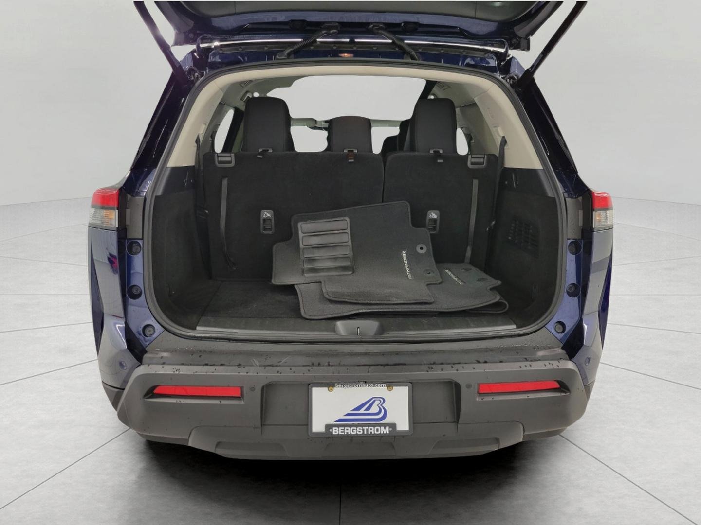 Used 2025 Nissan Pathfinder SV image 15