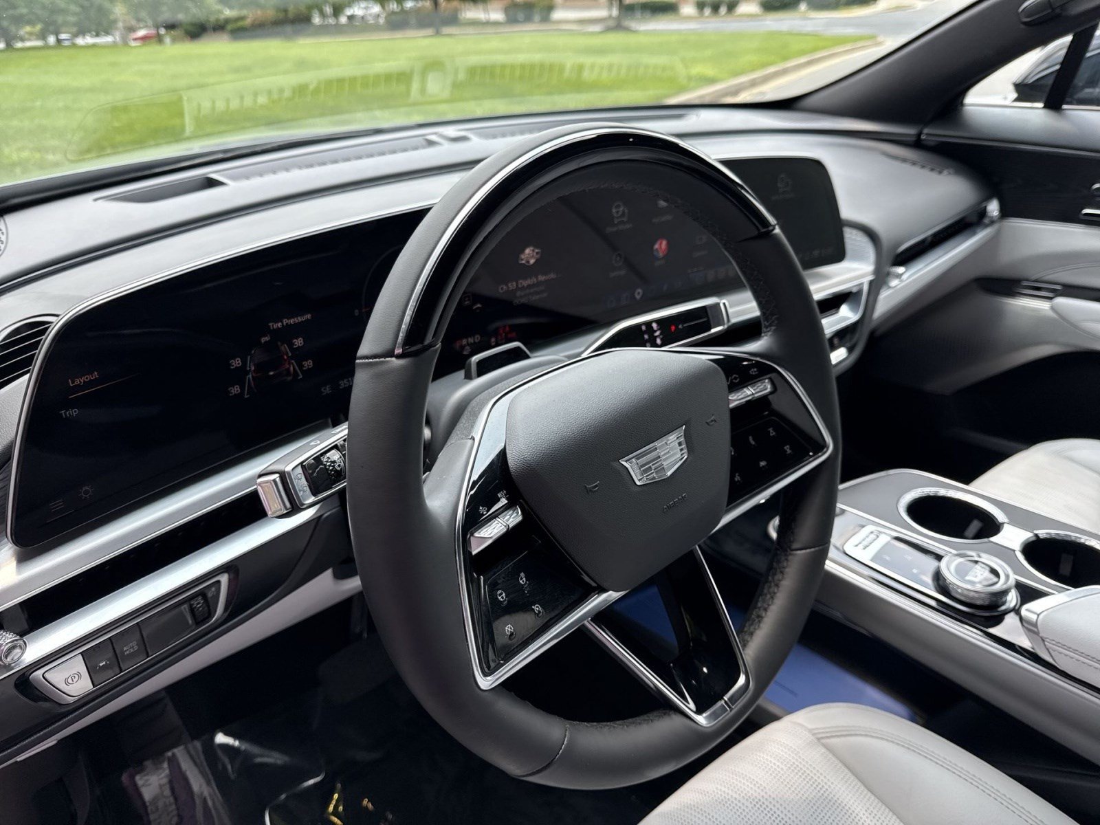 Used 2024 Cadillac Lyriq Luxury AWD/4WD image 16